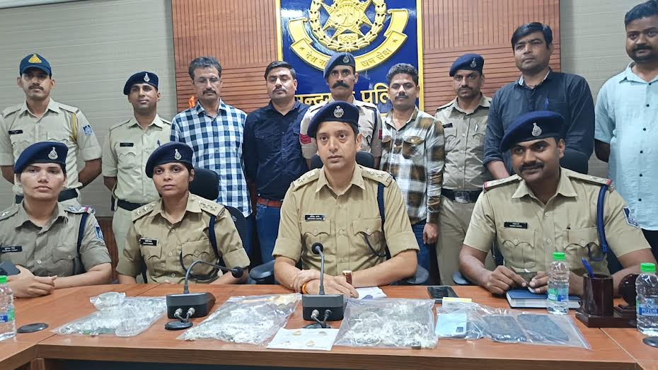 जाते - जाते दलौदा सर्राफा व्यापारी के साथ हुई डकैती का खुलासा कर गये जिला पुलिस अधीक्षक, बावरी गैंग के आरोपी गिरफ्तार जाते - जाते दलौदा सर्राफा व्यापारी के साथ हुई डकैती का खुलासा कर गये जिला पुलिस अधीक्षक, बावरी गैंग के आरोपी गिरफ्तार