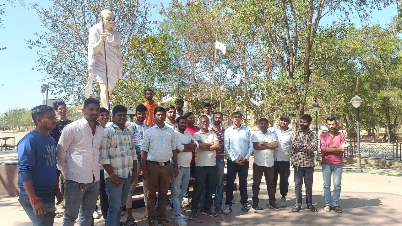 हर्ष जताते यूनियन के सदस्य पदाधिकारीगण