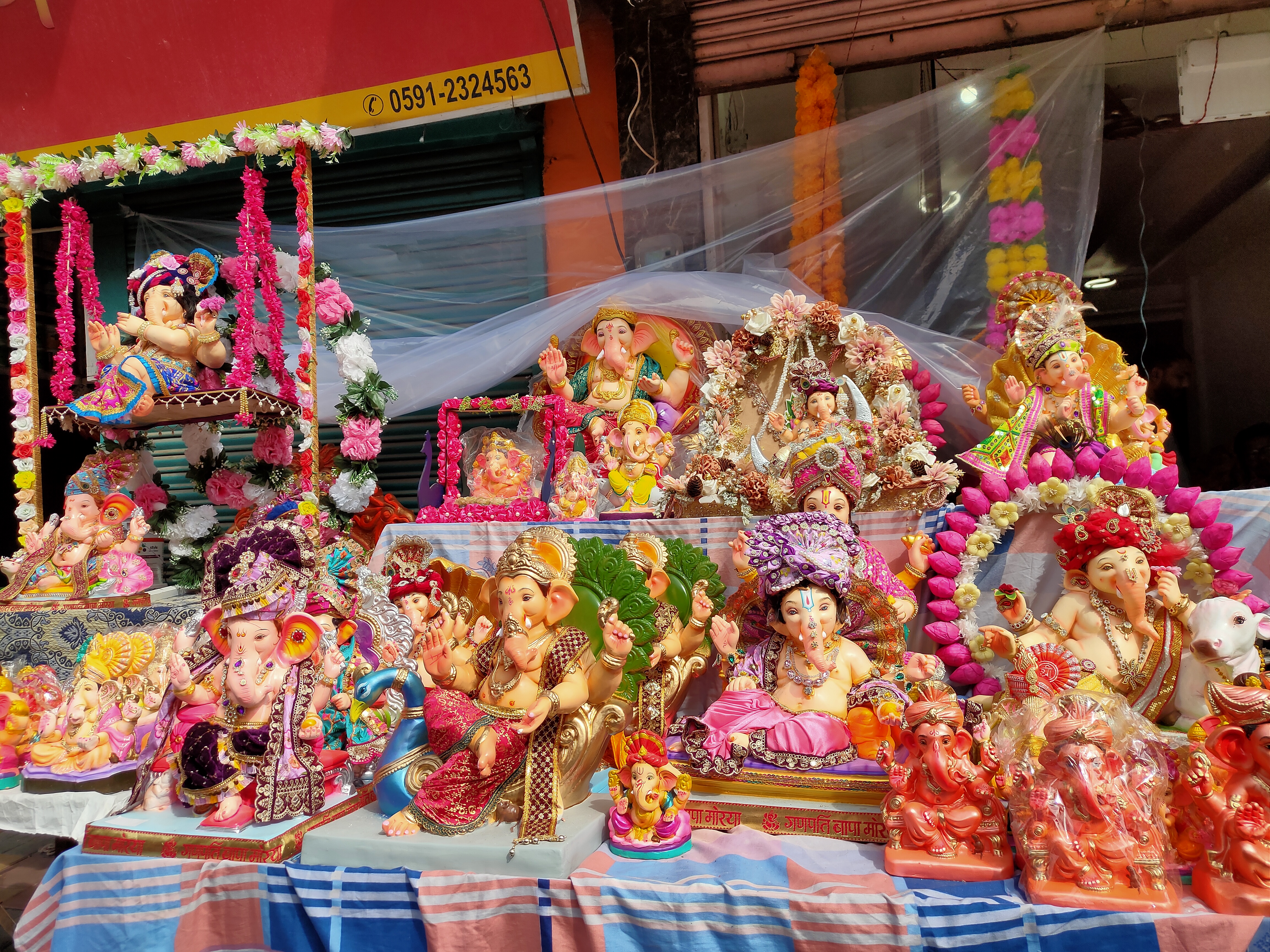 मुरादाबाद में कोर्ट रोड पर देखने के लिए सजी गणेश भगवान की प्रतिमाएं। मुरादाबाद में कोर्ट रोड पर देखने के लिए सजी गणेश भगवान की प्रतिमाएं।