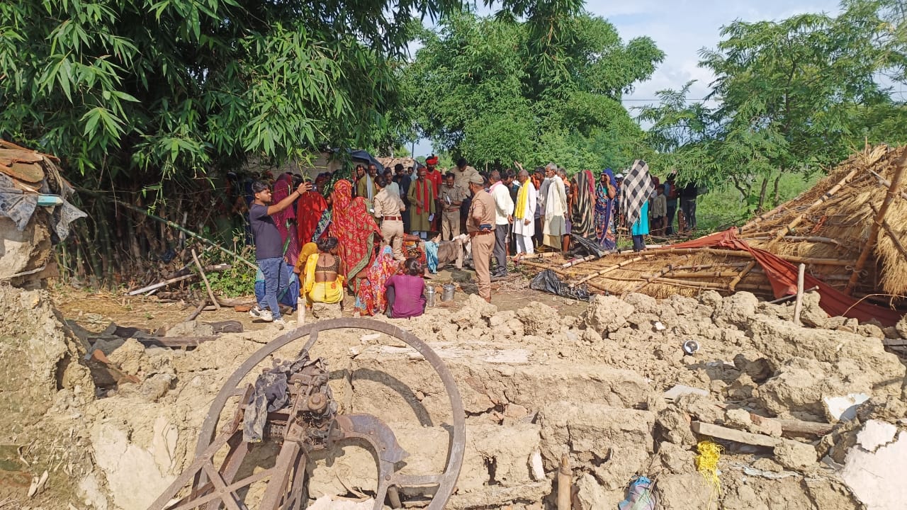 बारिश में गिरा मकान बारिश में गिरा मकान