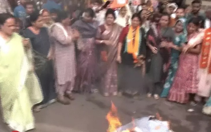महिला मोर्चा ने पुतला जलाकर किया प्रदर्शन महिला मोर्चा ने पुतला जलाकर किया प्रदर्शन