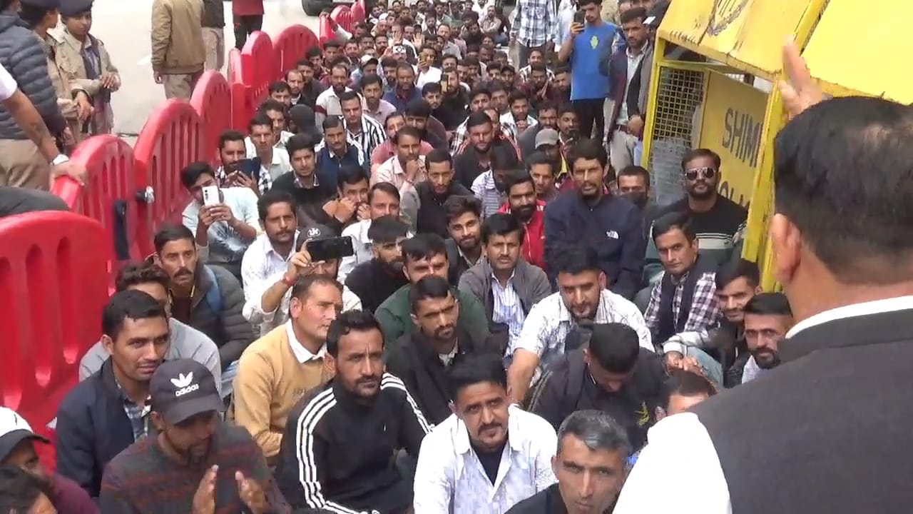 जलशक्ति विभाग के पेरावर्कर्स प्रदर्शन करते हुए जलशक्ति विभाग के पेरावर्कर्स प्रदर्शन करते हुए