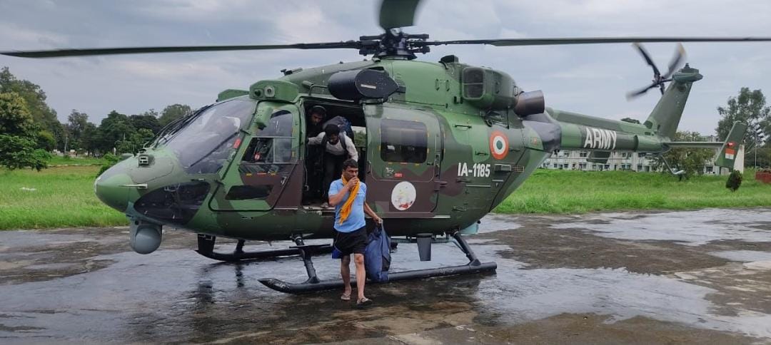 सांबा में भारी बारिश का कहर, हेलीकॉप्टर की मदद से गांव के लोगों को सुरक्षित स्थानों पर ले जाया जा रहा