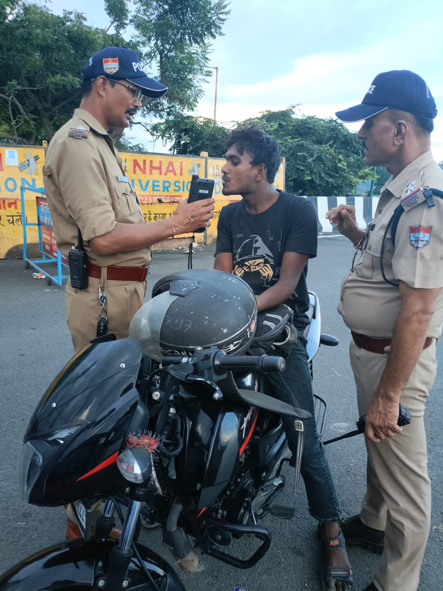 चेकिंग करते पुलिस के जवान