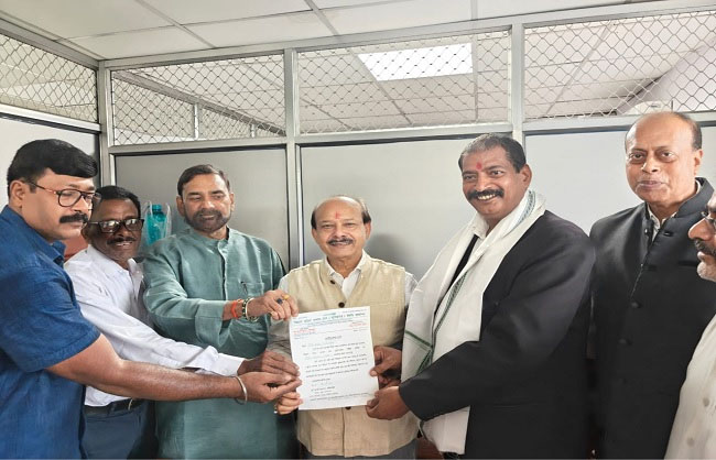 जदयू विधि प्रकोष्ठ उपाध्यक्ष का पदभार ग्रहण करते दीपक कुमार अभिषेक और अन्य जदयू विधि प्रकोष्ठ उपाध्यक्ष का पदभार ग्रहण करते दीपक कुमार अभिषेक और अन्य