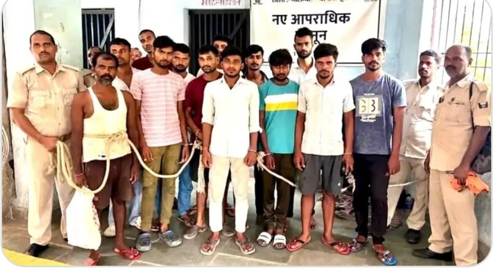 पुलिस गिरफ्त में आरोपी पुलिस गिरफ्त में आरोपी