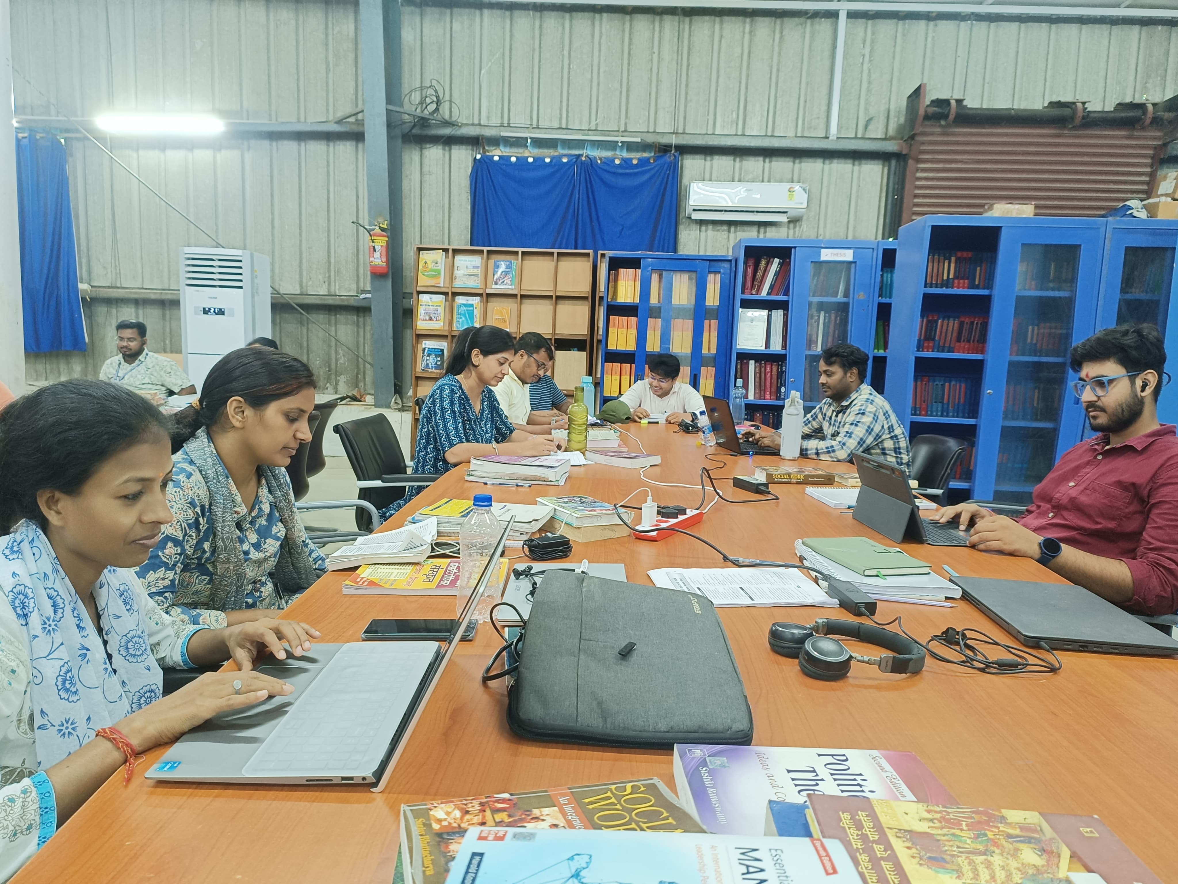 अटल बिहारी केन्द्रीय पुस्तकालय में अध्ययनरत छात्र व छात्राएं अटल बिहारी केन्द्रीय पुस्तकालय में अध्ययनरत छात्र व छात्राएं