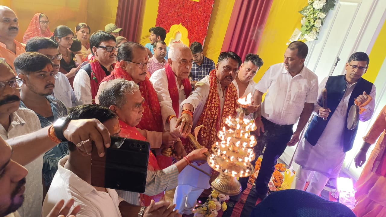 कार्यक्रम का उद्घाटन करते कांग्रेस प्रदेश अध्यक्ष समेत अन्य