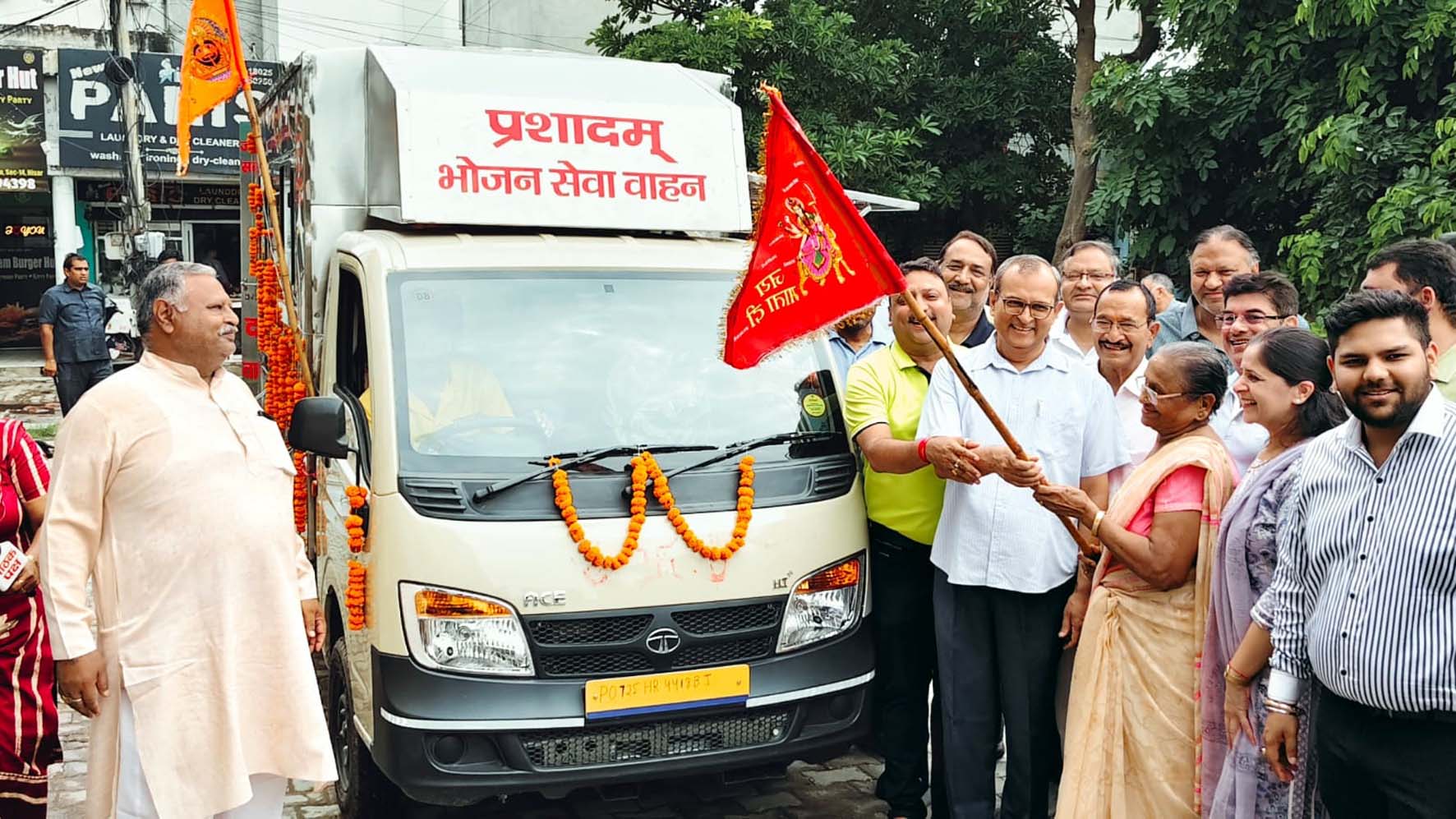 वाहन को झंडी दिखाकर रवाना करते मंडल आयुक्त अशोक गर्ग। वाहन को झंडी दिखाकर रवाना करते मंडल आयुक्त अशोक गर्ग।