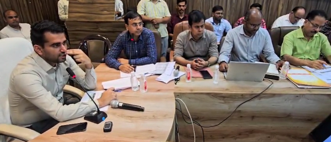 अधिकारियों के साथ बैठक करते नगर आयुक्त सुधीर कुमार का छयाचित्र अधिकारियों के साथ बैठक करते नगर आयुक्त सुधीर कुमार का छयाचित्र