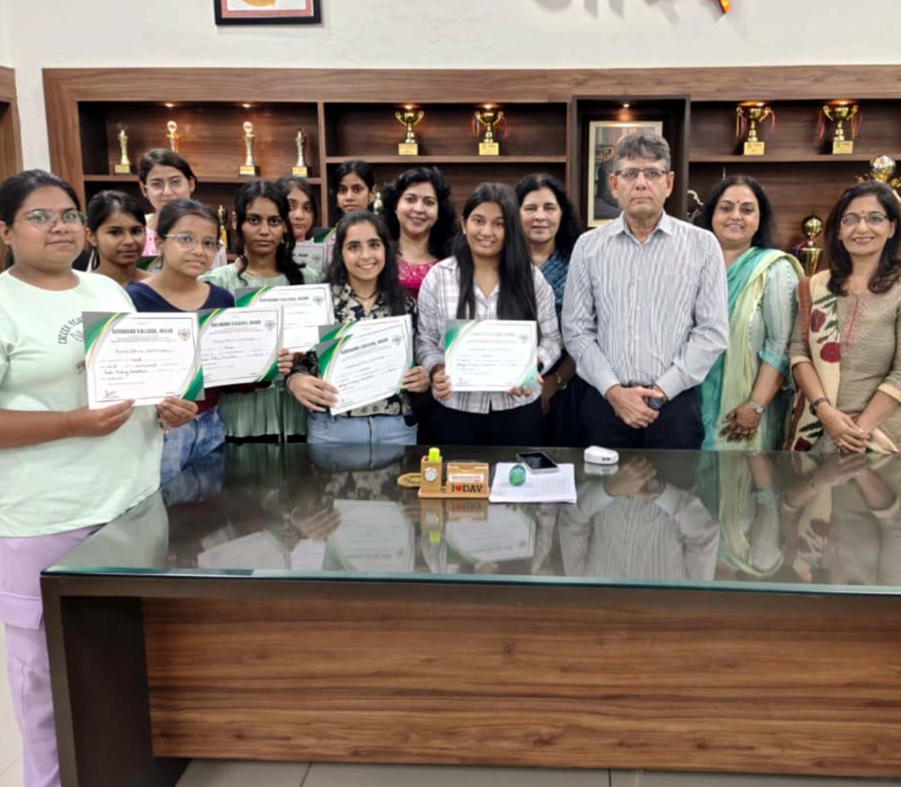 पोस्टर मेकिंग प्रतियोगिता में भाग लेती छात्राएं। पोस्टर मेकिंग प्रतियोगिता में भाग लेती छात्राएं।