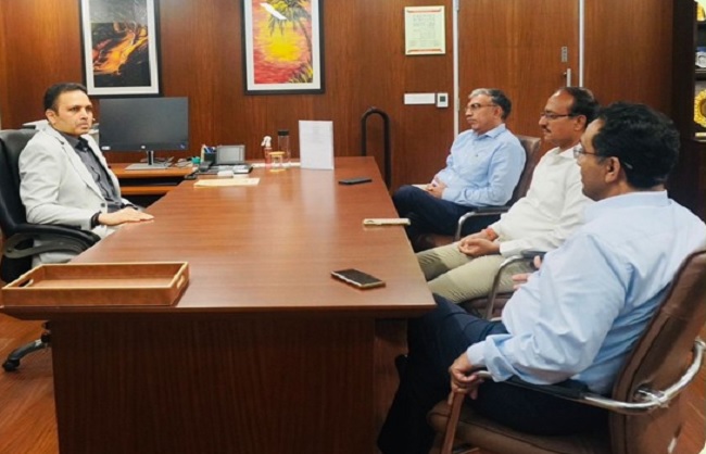 सेकी का पदभार ग्रहण करते आकाश त्रिपाठी का फोटो सेकी का पदभार ग्रहण करते आकाश त्रिपाठी का फोटो