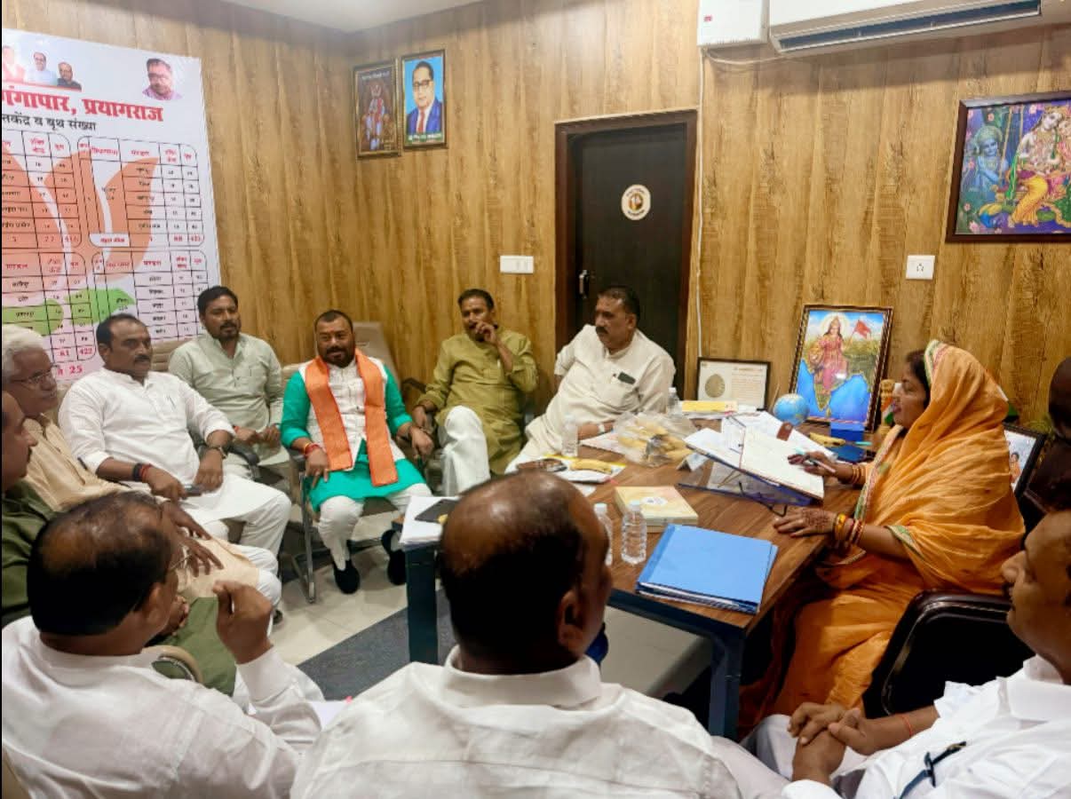 पंचायत चुनाव को लेकर भाजपा कार्यालय में बैठक करते हुए प्रयागराज भाजपा के महानगर अध्यक्ष व अन्य पदाधिकारियों का छाया चित्र पंचायत चुनाव को लेकर भाजपा कार्यालय में बैठक करते हुए प्रयागराज भाजपा के महानगर अध्यक्ष व अन्य पदाधिकारियों का छाया चित्र