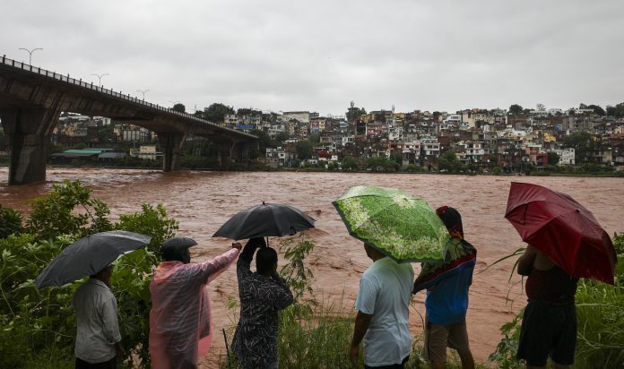 लगातार बारिश के कारण तवी, चिनाब, उझ, रावी और बसंतर सहित लगभग सभी जल निकाय खतरे के निशान से कई फीट ऊपर बह रहे लगातार बारिश के कारण तवी, चिनाब, उझ, रावी और बसंतर सहित लगभग सभी जल निकाय खतरे के निशान से कई फीट ऊपर बह रहे