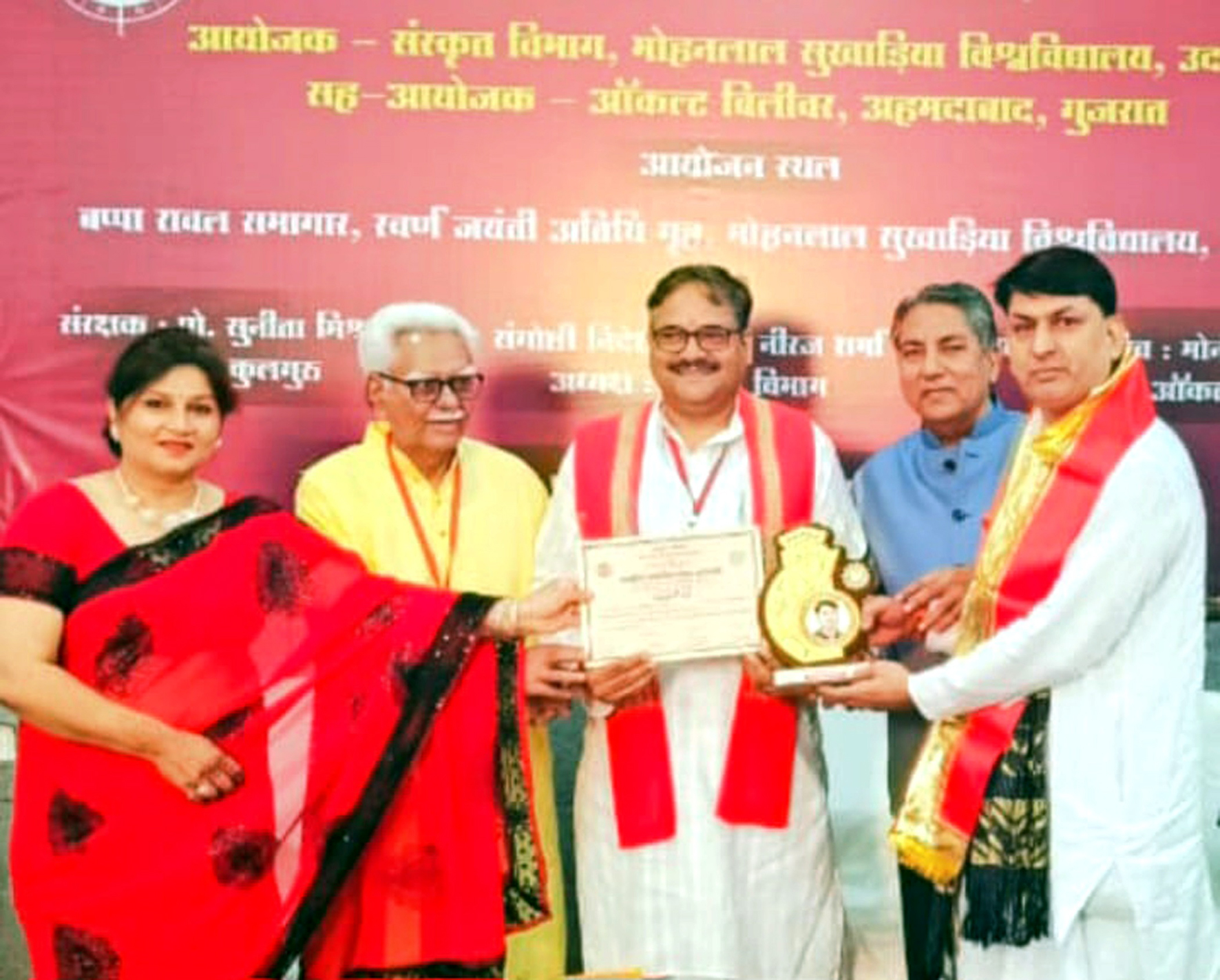 उदयपुर में आयोजित कार्यक्रम में पं. बलजीत शास्त्री को अवॉर्ड प्रदान करते हुए आयोजक। उदयपुर में आयोजित कार्यक्रम में पं. बलजीत शास्त्री को अवॉर्ड प्रदान करते हुए आयोजक।