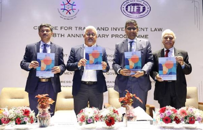 कार्यक्रम में वाणिज्य सचिव सुनील बर्थवाल और मुख्य अतिथिगण कार्यक्रम में वाणिज्य सचिव सुनील बर्थवाल और मुख्य अतिथिगण