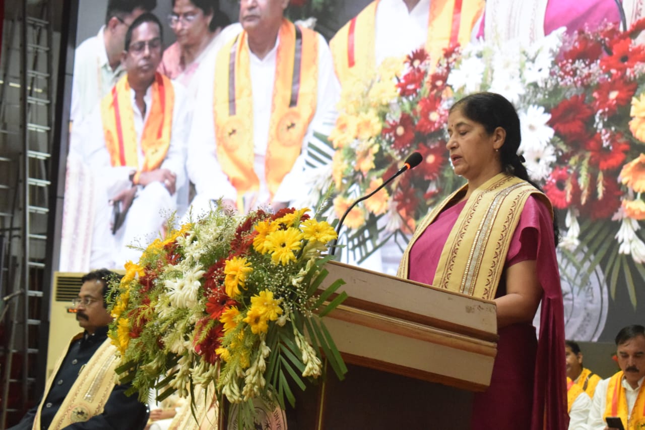 मुख्य अतिथि संबोधित करते हुए मुख्य अतिथि संबोधित करते हुए