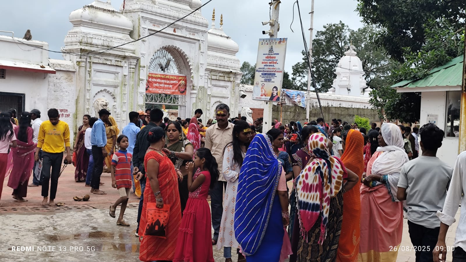 नर्मदा मंदिर मे दर्शन के लिए उमडी भीड नर्मदा मंदिर मे दर्शन के लिए उमडी भीड