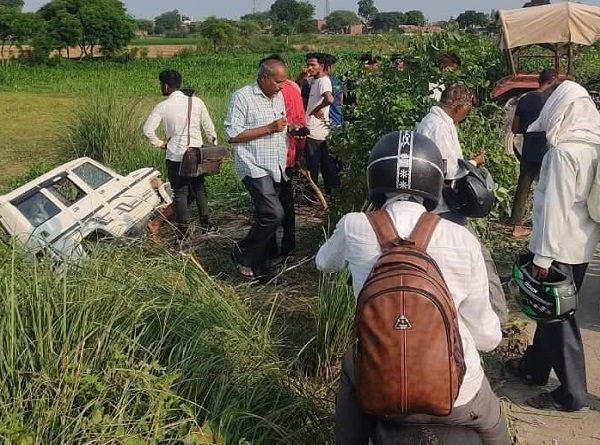 घटना के बाद पलटी कार, लोगों की जुटी भीड़ घटना के बाद पलटी कार, लोगों की जुटी भीड़