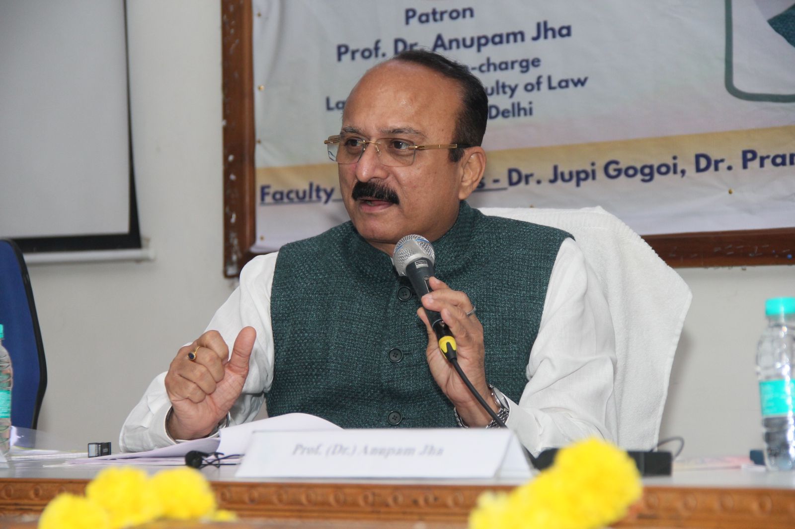 दिल्ली विश्वविद्यालय के लॉ फैक्टरी में दिल्ली स्कूल शिक्षा (फीस निर्धारण और विनियमन में पारदर्शिता) अधिनियम, 2025 पर आयोजित व्याख्यान सत्र को संबोधित करते दिल्ली के शिक्षा मंत्री आशीष सूद दिल्ली विश्वविद्यालय के लॉ फैक्टरी में दिल्ली स्कूल शिक्षा (फीस निर्धारण और विनियमन में पारदर्शिता) अधिनियम, 2025 पर आयोजित व्याख्यान सत्र को संबोधित करते दिल्ली के शिक्षा मंत्री आशीष सूद