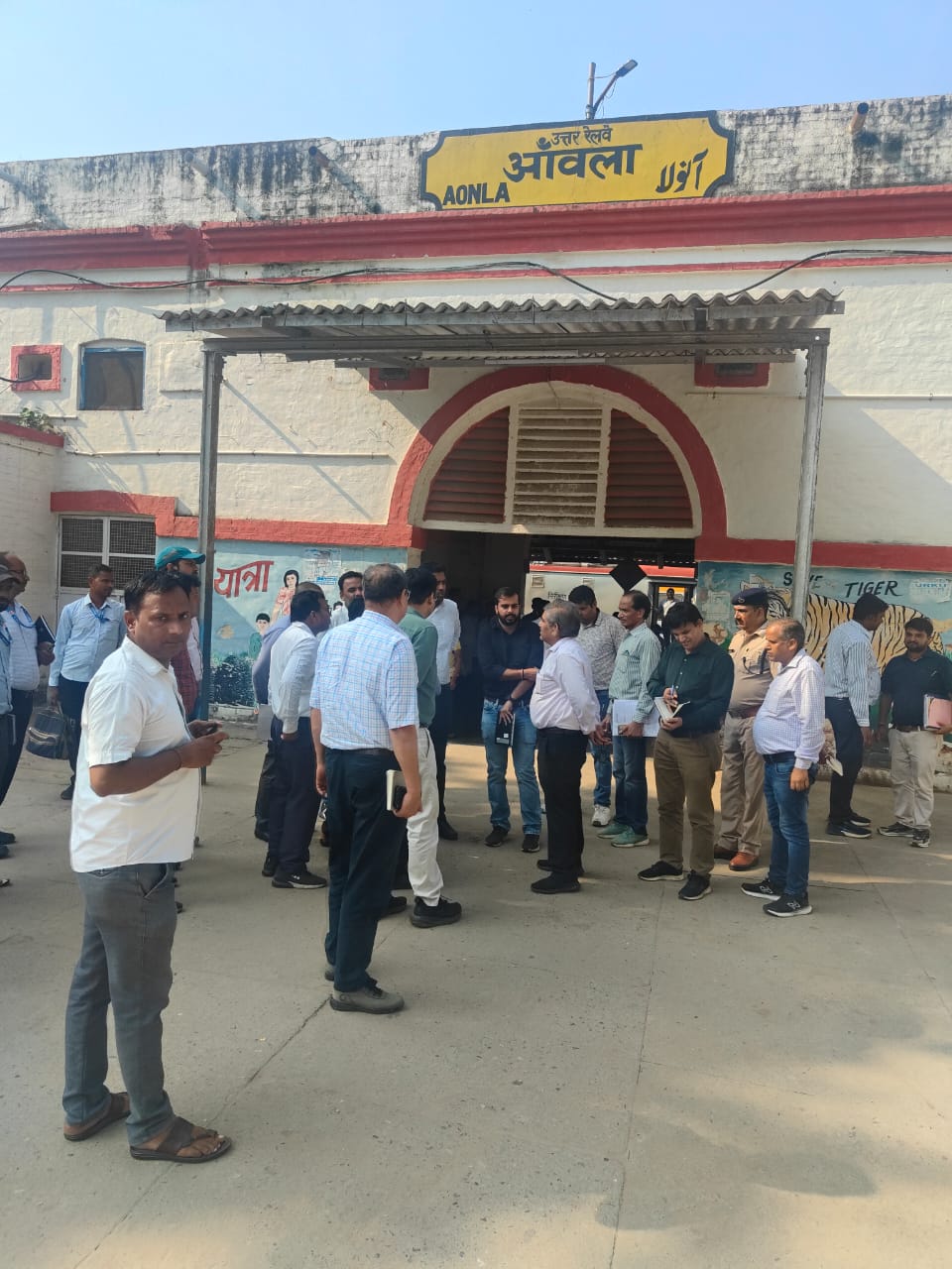 डीआरएम संग्रह मौर्य मुरादाबाद रेल मंडल के आंवला स्टेशन पर यात्री सुविधाओं का निरीक्षण करते हुए। डीआरएम संग्रह मौर्य मुरादाबाद रेल मंडल के आंवला स्टेशन पर यात्री सुविधाओं का निरीक्षण करते हुए।