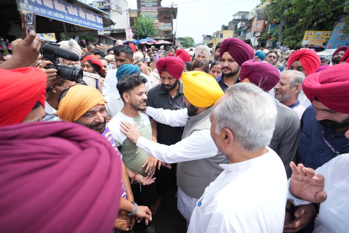 पंजाब में बाढ़ पीड़िताें काे सांत्वना देते हुए मुख्यमंत्री भगवंत मान पंजाब में बाढ़ पीड़िताें काे सांत्वना देते हुए मुख्यमंत्री भगवंत मान