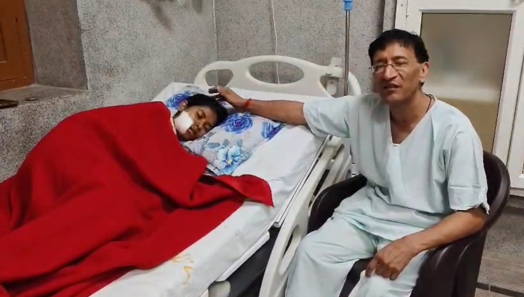 छात्रा का हाल चाल लेते मेडिकल कॉलेज प्राचार्य डॉ संजय काला का छयाचित्र छात्रा का हाल चाल लेते मेडिकल कॉलेज प्राचार्य डॉ संजय काला का छयाचित्र