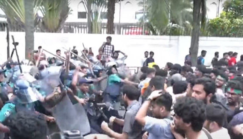 ढाका में बुधवार को पुलिस ने इंटरकॉन्टिनेंटल होटल के पास इंजीनियरिंग छात्रों पर लाठीचार्ज करती। फोटो - द डेली स्टार