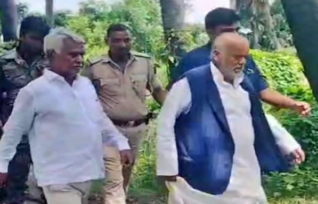 श्रवण कुमार और विधायक भागते हुए श्रवण कुमार और विधायक भागते हुए