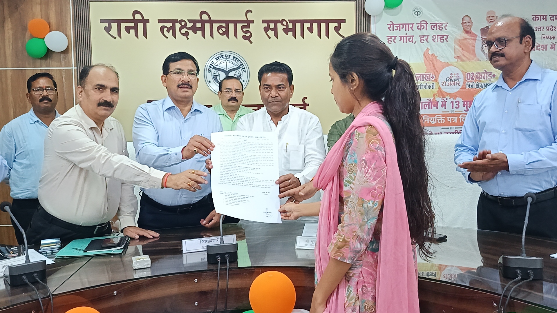 नियुक्त पत्र प्राप्त करती सेविका नियुक्त पत्र प्राप्त करती सेविका
