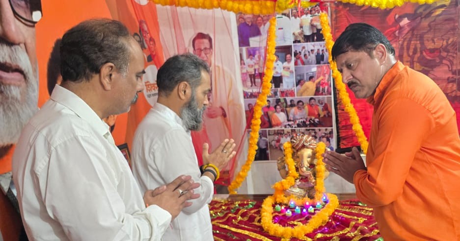 शिव सैनिकों की गणपति से प्रकृति के रौद्र रूप को शांत रखने व त्राहिमाम से रक्षा करने की प्रार्थना शिव सैनिकों की गणपति से प्रकृति के रौद्र रूप को शांत रखने व त्राहिमाम से रक्षा करने की प्रार्थना