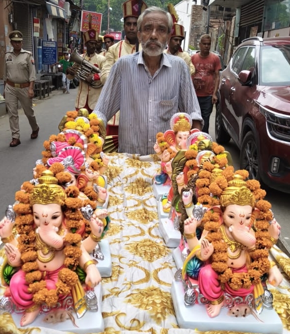 गणेश चतुर्थी के पावन पर गजानन की प्रतिमा की स्थापना से पूर्व शोभायात्रा में शामिल गणेश भगवान की छोटी-छोटी प्रतिमाएं। गणेश चतुर्थी के पावन पर गजानन की प्रतिमा की स्थापना से पूर्व शोभायात्रा में शामिल गणेश भगवान की छोटी-छोटी प्रतिमाएं।