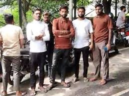 पाेस्टमार्टम कक्ष के बाहर मृतक के दाेस्त पाेस्टमार्टम कक्ष के बाहर मृतक के दाेस्त