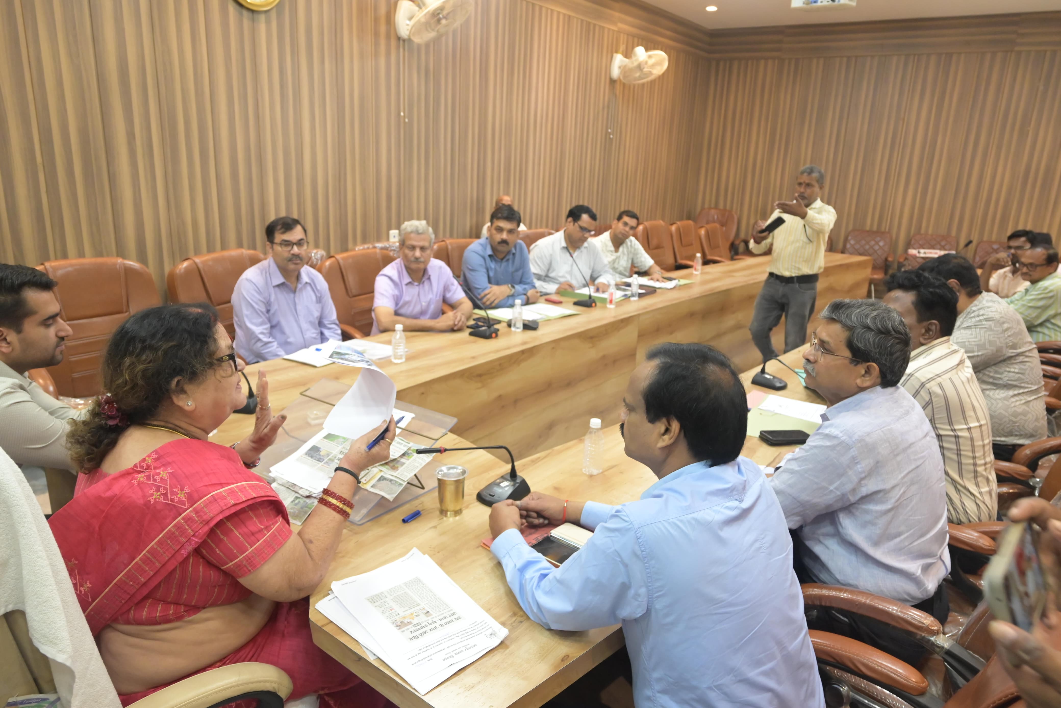 नगर निगम मुख्यालय में बैठक करती महापौर व नगर आयुक्त नगर निगम मुख्यालय में बैठक करती महापौर व नगर आयुक्त
