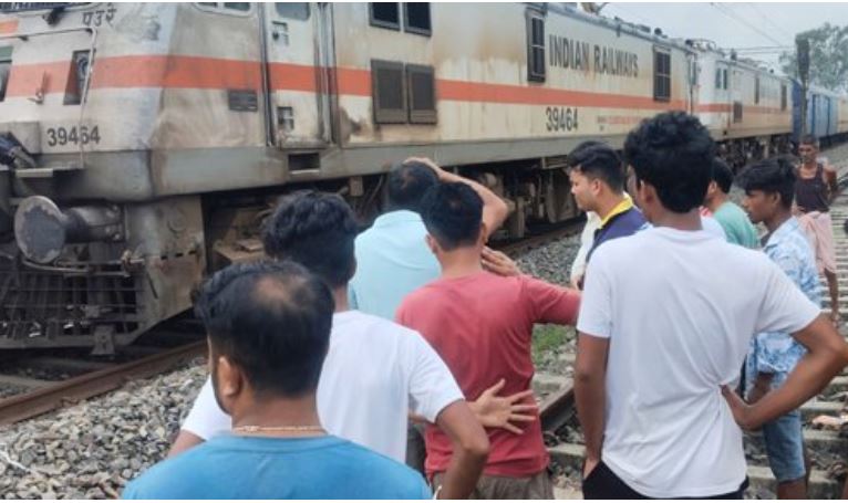 हादसे के बाद रुकी ट्रेन को देखते यात्री और स्थानीय लोग