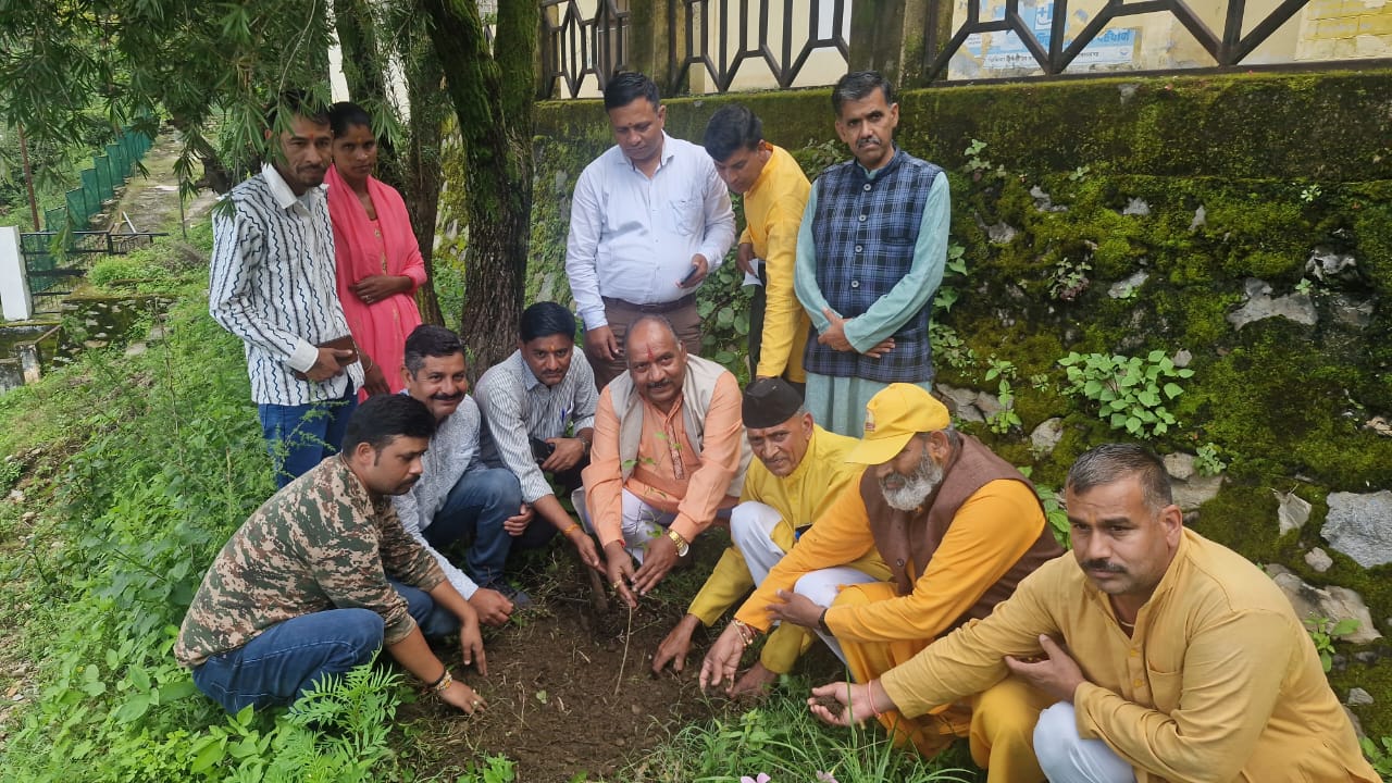 पोखड़ा में पौधारोपण करते विधायक व अन्य पोखड़ा में पौधारोपण करते विधायक व अन्य