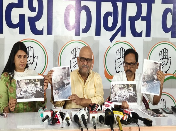 पत्रकारवार्ता करते कांग्रेस के प्रदेश अध्यक्ष अजय राय समेत अन्य लाेग पत्रकारवार्ता करते कांग्रेस के प्रदेश अध्यक्ष अजय राय समेत अन्य लाेग