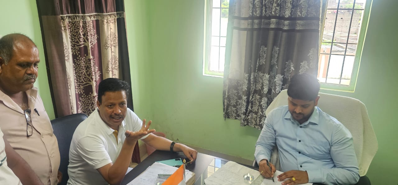 सीओ से बात करते चक्रपाणि सीओ से बात करते चक्रपाणि