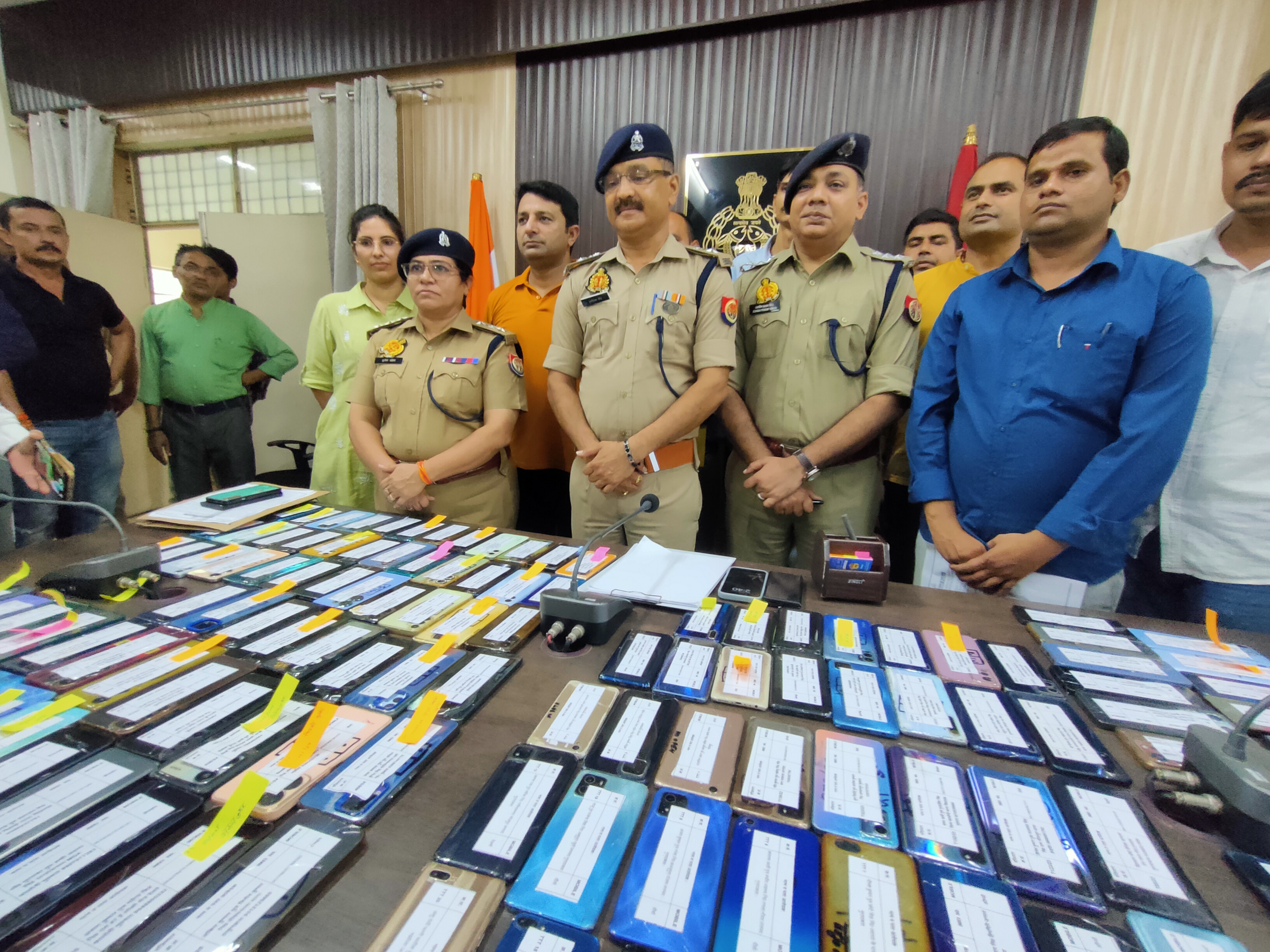 सर्विलांस टीम द्वारा 30 लाख रुपए के खोए हुए 146 मोबाइल स्वामियों को सुपुर्द करने से पूर्व जानकारी देते एसपी सिटी कुमार रणविजय सिंह व सीओ। सर्विलांस टीम द्वारा 30 लाख रुपए के खोए हुए 146 मोबाइल स्वामियों को सुपुर्द करने से पूर्व जानकारी देते एसपी सिटी कुमार रणविजय सिंह व सीओ।
