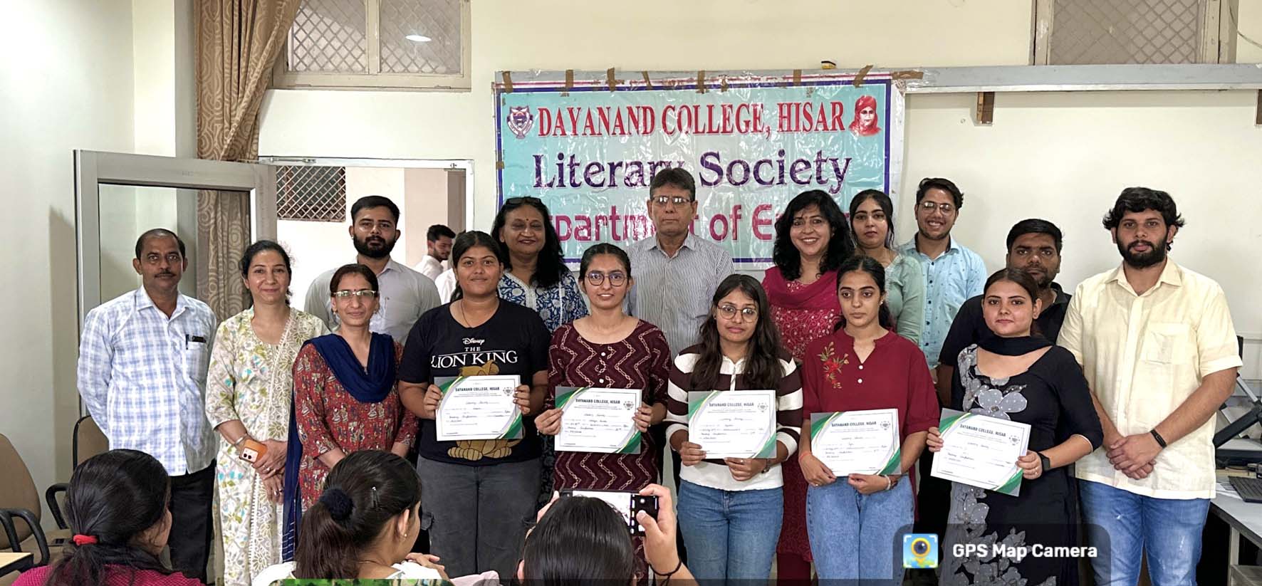 कार्यक्रम में उपस्थित छात्राएं।