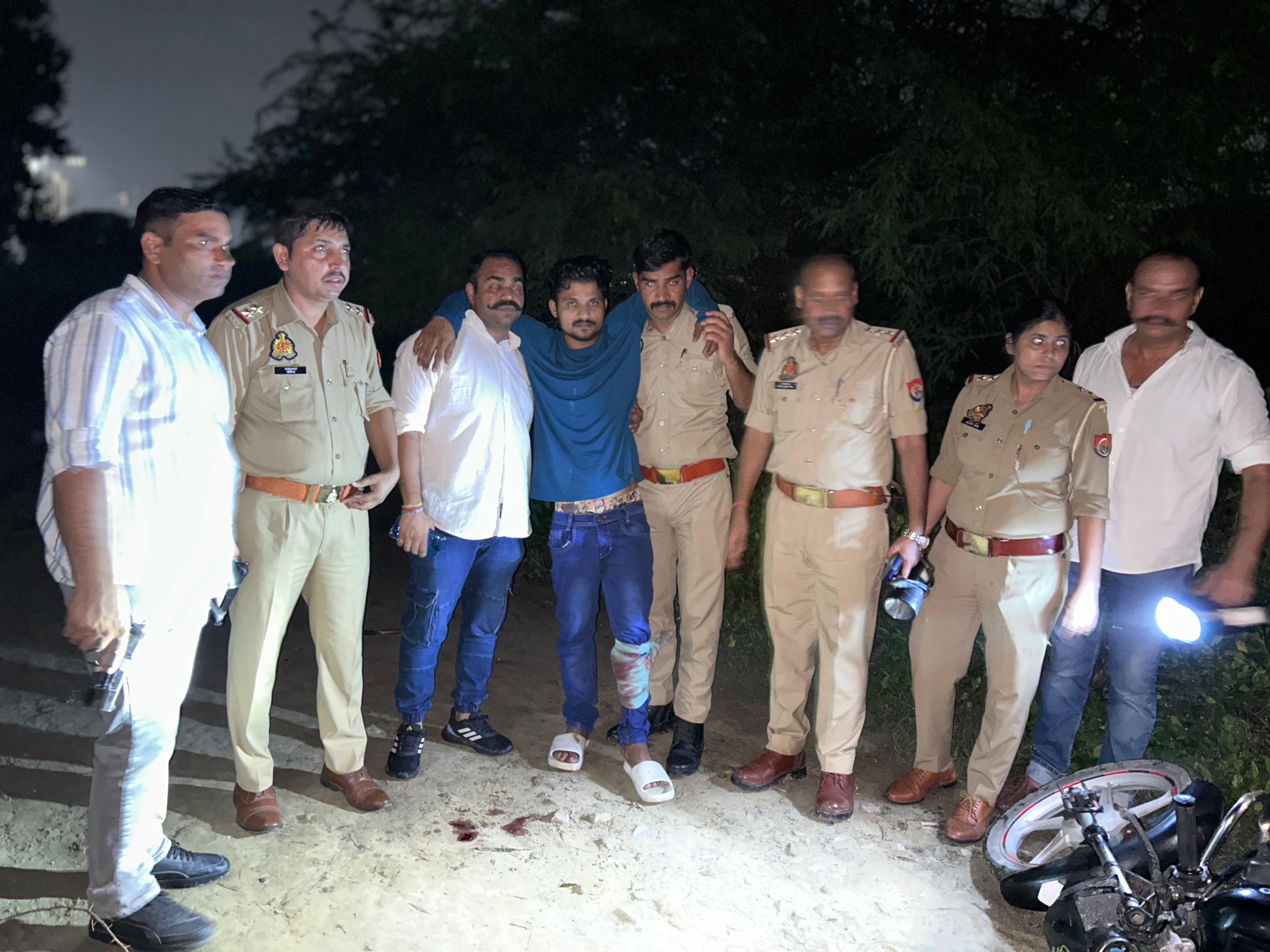 हत्या के प्रयास के मामले में वांछित 25 हजार रुपए का इनामी बदमाश पुलिस मुठभेड़ में घायल