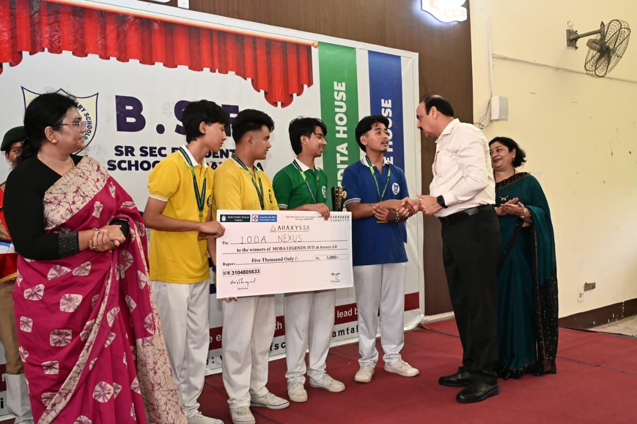 एसएसबी कदमतला के महानिरीक्षक मुकेश त्यागी बच्चों से हाथ मिलाते हुए एसएसबी कदमतला के महानिरीक्षक मुकेश त्यागी बच्चों से हाथ मिलाते हुए