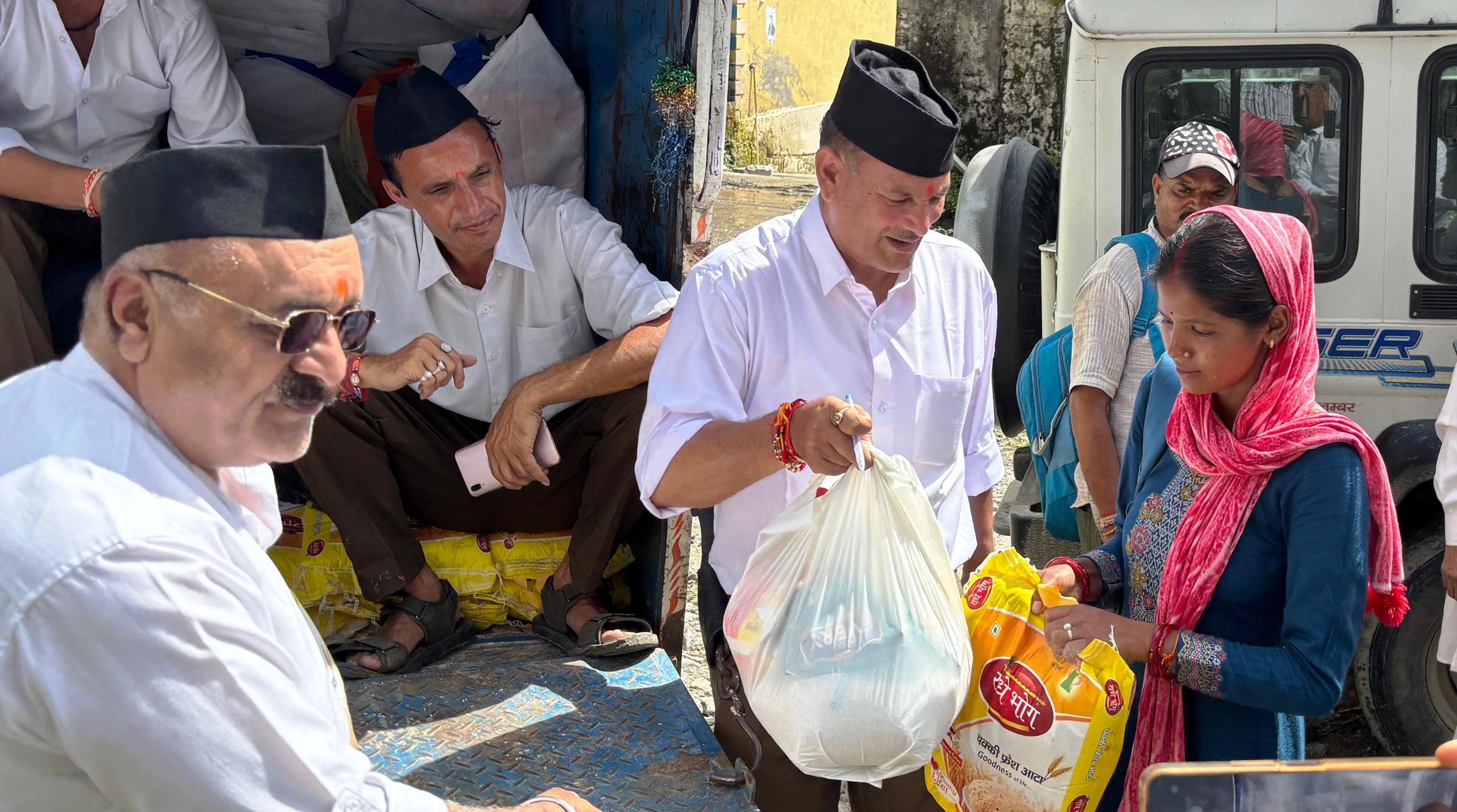 थराली के आपदा प्रभावितों को राहत सामग्री वितरित करते हुए आरएसएस। थराली के आपदा प्रभावितों को राहत सामग्री वितरित करते हुए आरएसएस।