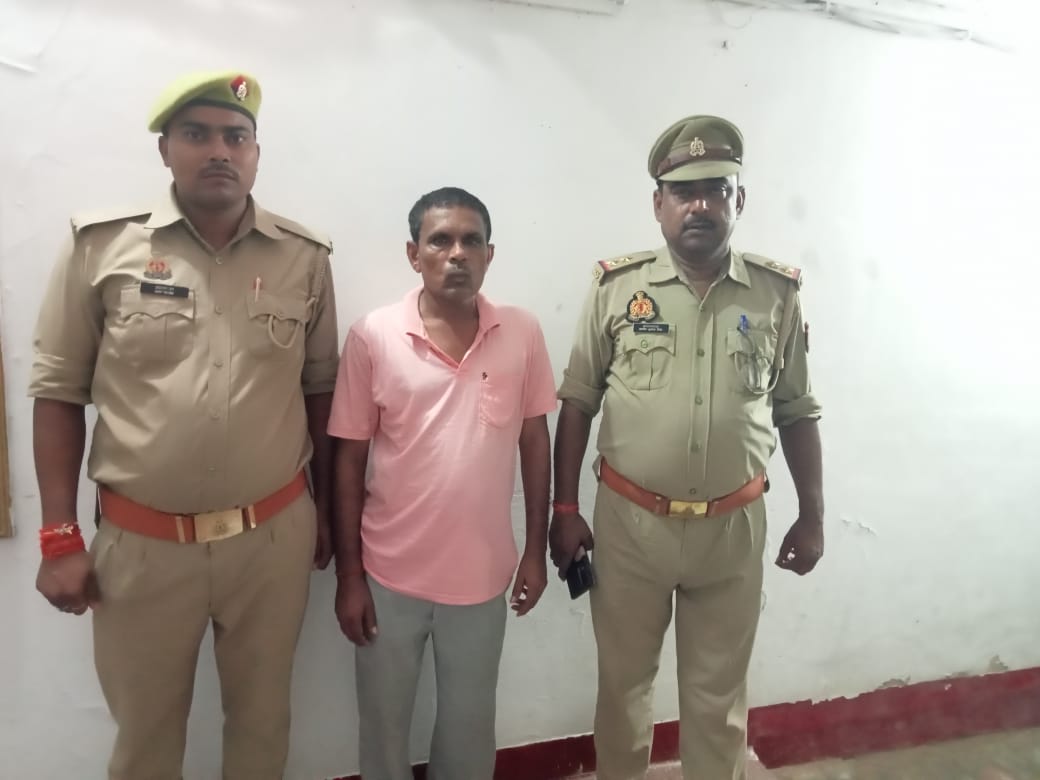 पुलिस की गिरफ्त में आरोपी पुलिस की गिरफ्त में आरोपी