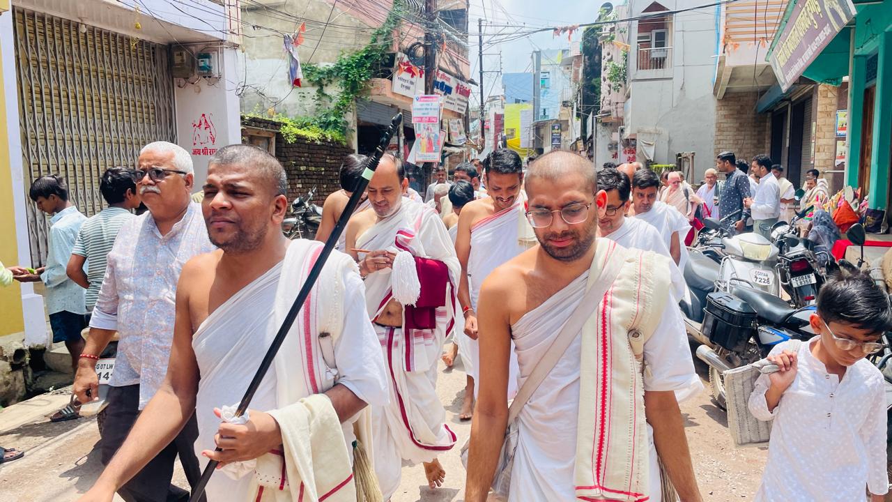 शहर में जैन मंदिर जाते हुए जैन मुनि।