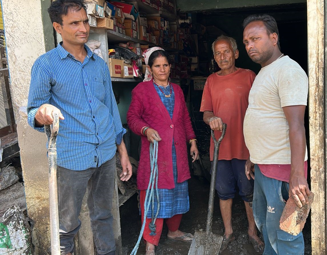 थराली आपदा प्रभावित क्षेत्र से मलवा हटाने में जुटे मजदूर।