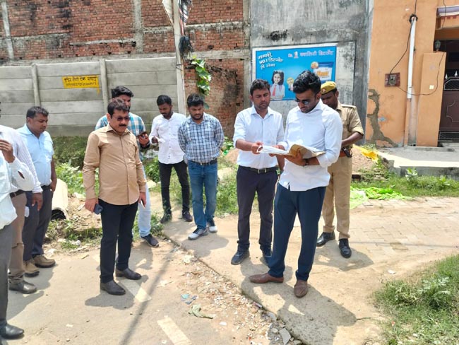 निरीक्षण करते नगर आयुक्त निरीक्षण करते नगर आयुक्त