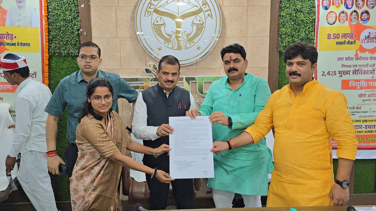 मुख्य सेविकाओं को प्रमाण पत्र देते हुए विधायक रमेश मिश्रा एमएलसी बृजेश सिंह एवं जिलाधिकारी मुख्य सेविकाओं को प्रमाण पत्र देते हुए विधायक रमेश मिश्रा एमएलसी बृजेश सिंह एवं जिलाधिकारी
