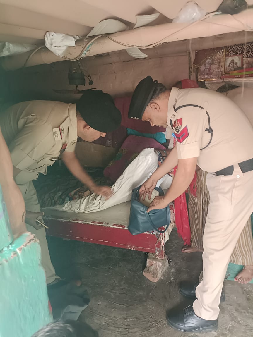 एक संदिग्ध व्यक्ति के घर में तलाशी लेते पुलिसकर्मी। एक संदिग्ध व्यक्ति के घर में तलाशी लेते पुलिसकर्मी।