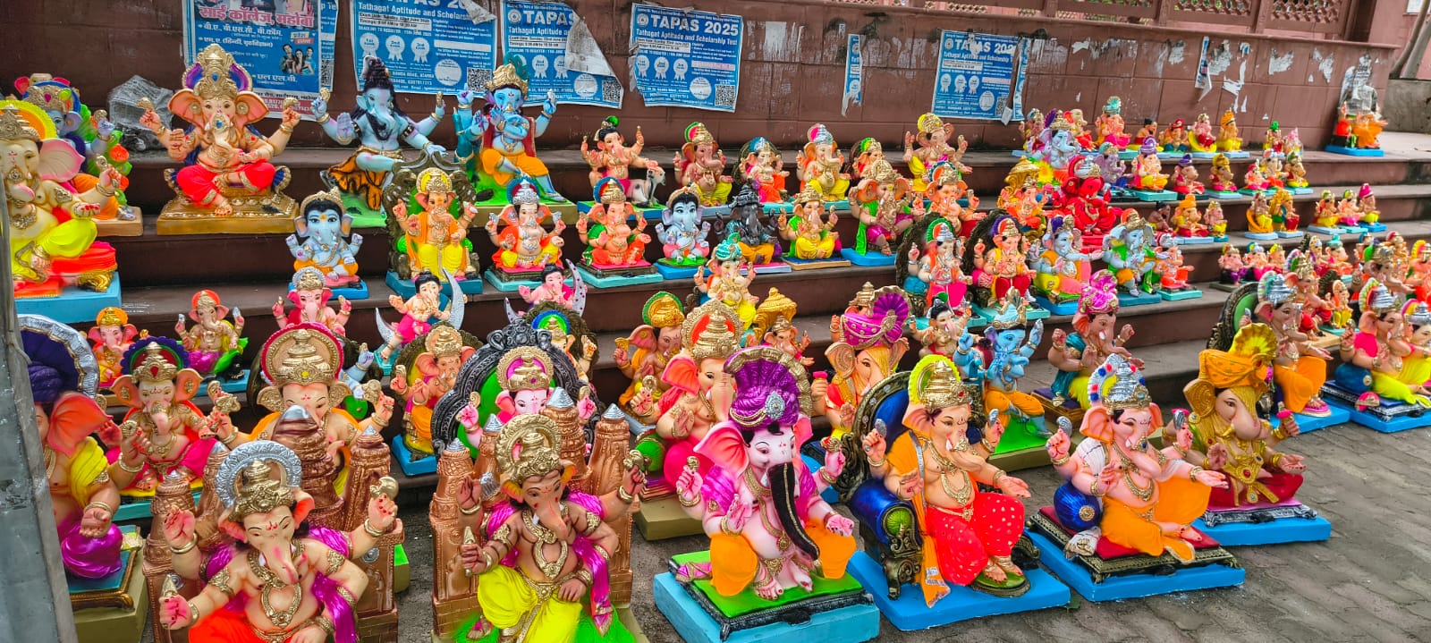 बाजार में गणपति की प्रतिमाएं बाजार में गणपति की प्रतिमाएं